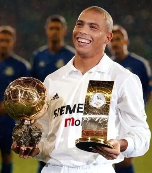 Ronaldo con el balon de oro